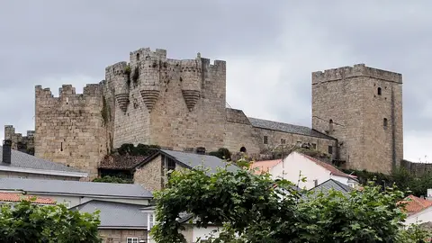 Castillo de Castro Caldelas Castillo de Castro Caldelas