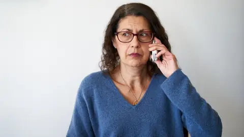 Mujer mayor hablando por teléfono Mujer mayor hablando por teléfono
