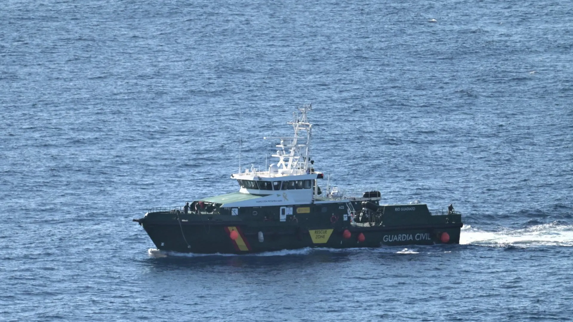 Búsqueda de los cuerpos del cayuco en la costa cercana a El Hierro donde se produjo el naufragio el pasado sábado.