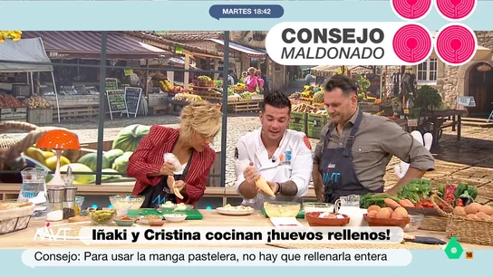 El chef Carlos Maldonado explica cómo usar la manga pastelera Los presentadores de Más Vale Tarde se enfrentan a una herramienta muy utilizada en la cocina: la manga pastelera. El chef Maldonado acude el rescate para darles una serie de consejos y así mejorar su ejecución.