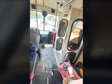 Un joven muestra cómo se bajan del autobús en Venezuela Un joven muestra cómo se bajan del autobús en Venezuela