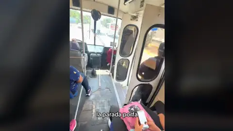 Un joven muestra cómo se bajan del autobús en Venezuela Un joven muestra cómo se bajan del autobús en Venezuela