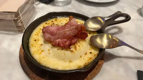 Provoleta rellena del restaurante Perón-Perón Provoleta rellena del restaurante Perón-Perón