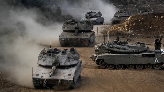 Tanques israelíes maniobran en el norte de Israel. Tanques israelíes maniobran en el norte de Israel.