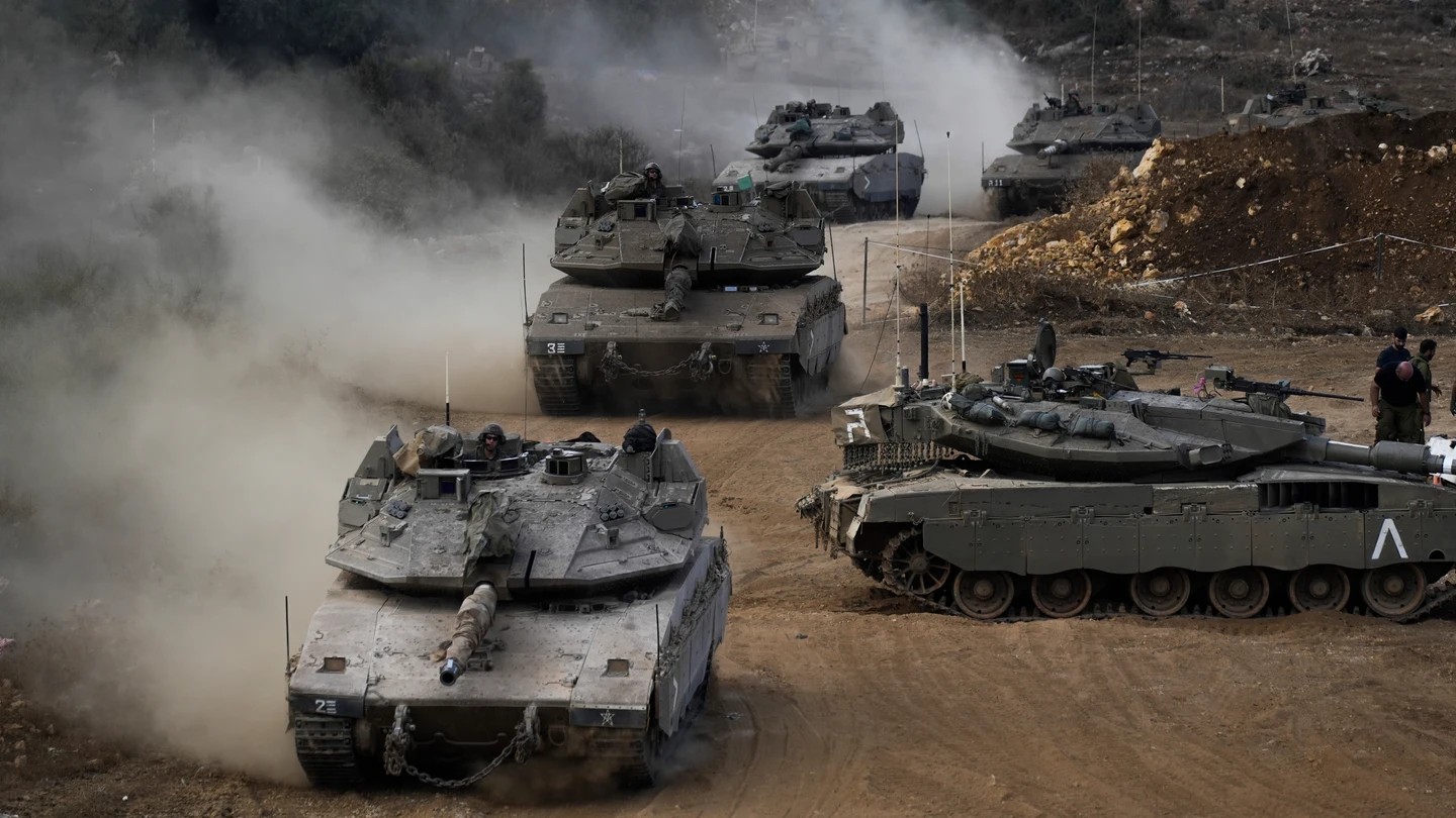 Tanques israelíes maniobran en el norte de Israel. Tanques israelíes maniobran en el norte de Israel.