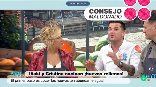 El truco del chef Carlos Maldonado para cocer los huevos: "Ponemos un puntito de sal y un chorro de vinagre" Los presentadores de Más Vale Tarde deben elaborar huevos rellenos. El primer paso de la preparación es cocerlos, por ello el chef Maldonado les da un truco muy sencillo para que estos queden perfectos.