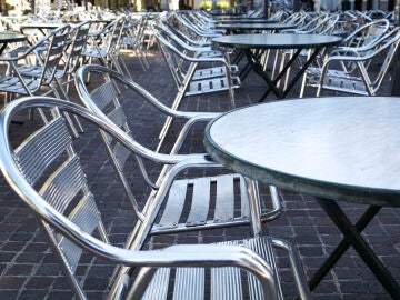 Imagen de unas sillas de una terraza de un bar de Madrid