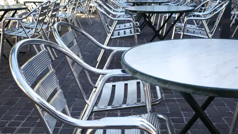 Imagen de unas sillas de una terraza de un bar de Madrid Imagen de unas sillas de una terraza de un bar de Madrid