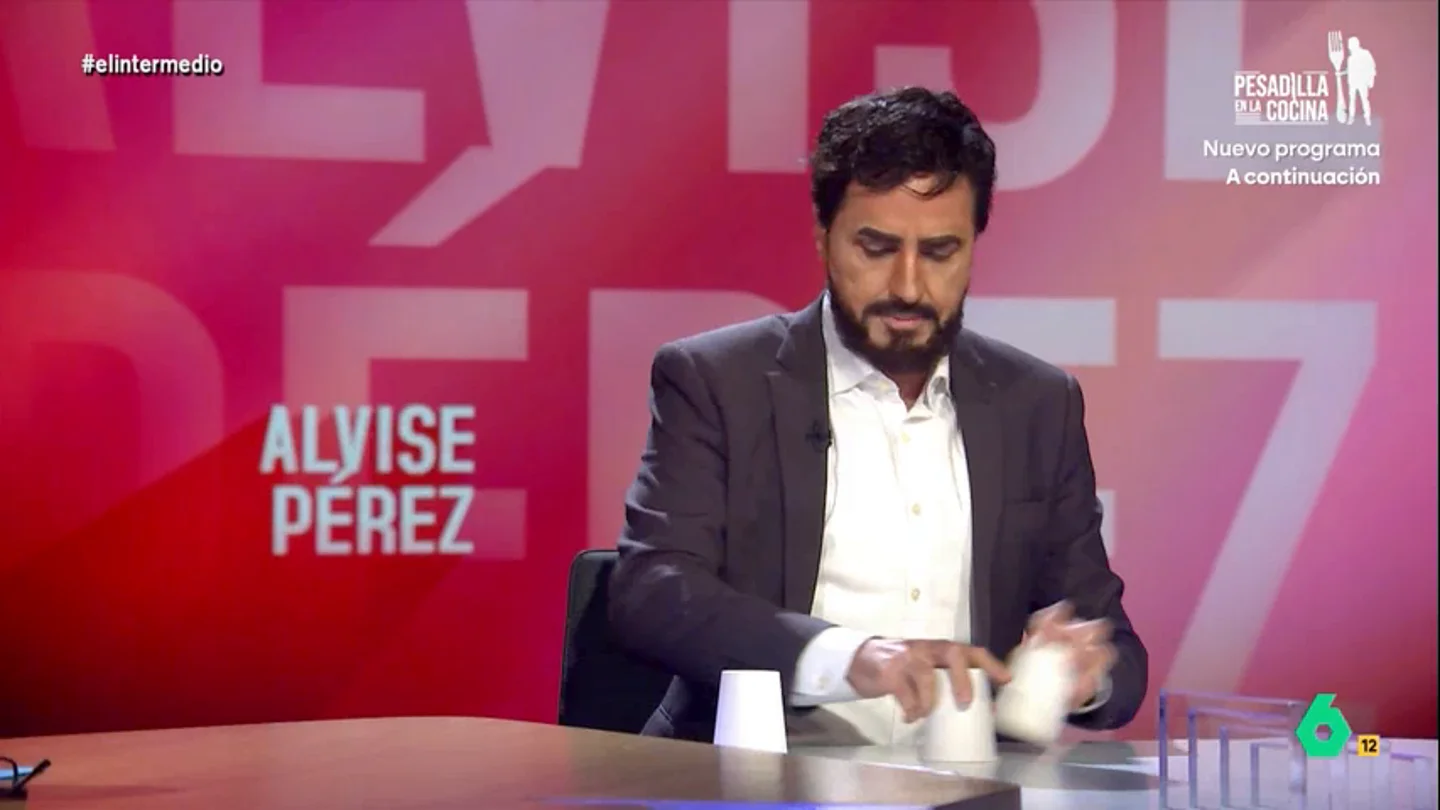 'Alvise Pérez' sortea su sueldo de Eurodiputado: "Esto no es un bulo, que yo de esto sé mucho" El líder de 'Se acabó la fiesta' visita El Intermedio para celebrar varios sorteos: su sueldo de Eurodiputado, su piso en Bruselas y los 100.000 euros que donó Álvaro Romillo. ¿Conseguirán Sandra Sabatés o el Gran Wyoming ganar alguno?