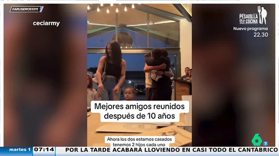 El emotivo momento en que dos amigos se reencuentran tras diez años sin verse El emotivo momento en que dos amigos se reencuentran tras diez años sin verse
