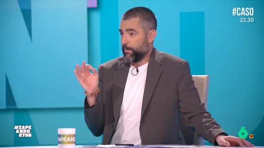 El dardo de Quique Peinado a Dani Mateo debido a su edad: "¡Qué golpe más bajo!" El zapeador no duda en afirmar que el presentador de Zapeando ya forma parte de la tercera edad y que eso no le impide hacer deporte a diario.