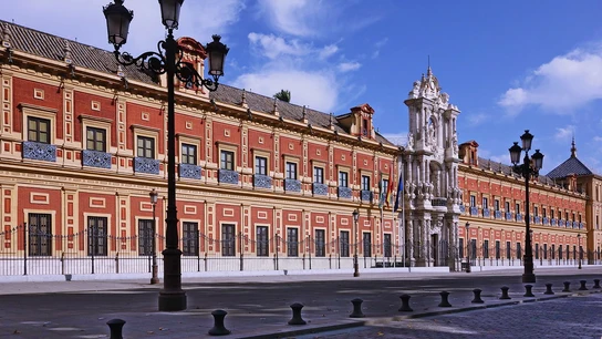 Qué debes saber de las oposiciones para administrativos de la Junta de Andalucía: requisitos, fechas y exámenes Fachada del Palacio de San Telmo, sede de la Junta de Andalucía en Sevilla