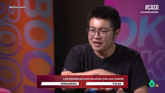 El tiktoker Jiajun Yin, a Thais Villas: "Hay racismos mucho más graves que decirte 'chinito'" ¿Los chinos son más trabajadores que los españoles? ¿Comen arroz todos los días? ¿Los españoles son racistas con ellos? Thais Villas aborda estos y otros tópicos con Jiajun Yin, un tiktoker chino que ya acumula más de un millón de seguidores.