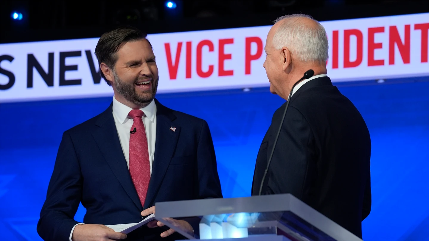 Los candidatos a la Vicepresidencia de EEUU, JD Vance y Tim Walz, conversan tras su debate electoral en la 'CBS' Los candidatos a la Vicepresidencia de EEUU, JD Vance y Tim Walz, conversan tras su debate electoral en la 'CBS'
