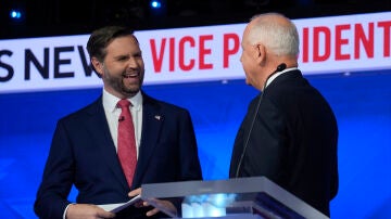 Los candidatos a la Vicepresidencia de EEUU, JD Vance y Tim Walz, conversan tras su debate electoral en la 'CBS'