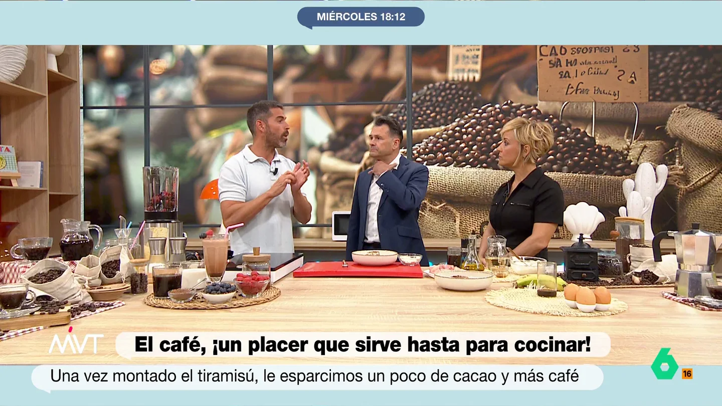 Pablo Ojeda explica qué hay tras la supuesta adicción que provoca el café: así "okupa" la cafeína la casa de la adenosina ¿El café es adictivo? Pablo Ojeda explica en este vídeo de Más Vale Tarde cómo funciona químicamente la cafeína y su relación con la adenosina, la sustancia "que te provoca un poco de cansancio" en nuestro cuerpo.
