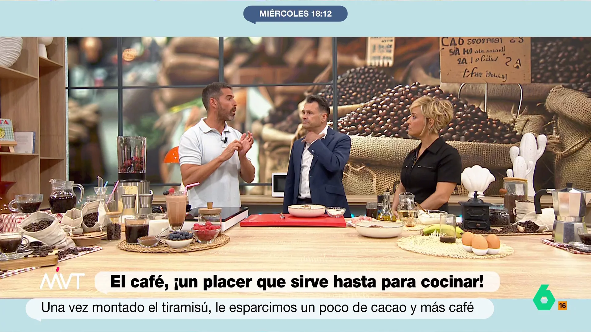 ¿El café es adictivo? Pablo Ojeda explica en este vídeo de Más Vale Tarde cómo funciona químicamente la cafeína y su relación con la adenosina, la sustancia "que te provoca un poco de cansancio" en nuestro cuerpo.