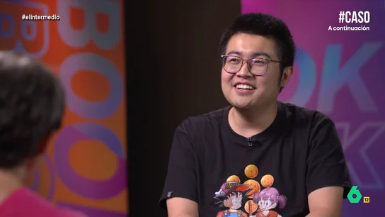 El tiktoker chino Jiajun Yin se confiesa con Thais Villas: "Cuando no quiero trabajar, me siento más español" Jiajun Yin acumula un millón de seguidores en sus redes sociales, donde aborda con humor el choque cultural entre chinos y españoles. En este vídeo, explica cómo fue ayudar a sus padres en el bazar y por qué los chinos se ponen un nombre español.