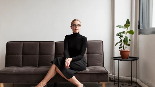 Una mujer con las piernas cruzadas Piernas cruzadas