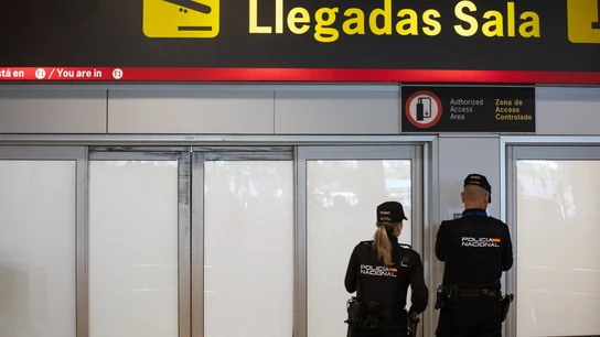 Dos agentes de la Policía Nacional en la puerta de llegadas de la terminal T1 del Aeropuerto Adolfo Suárez Madrid Barajas Dos agentes de la Policía Nacional en la puerta de llegadas de la terminal T1 del Aeropuerto Adolfo Suárez Madrid Barajas