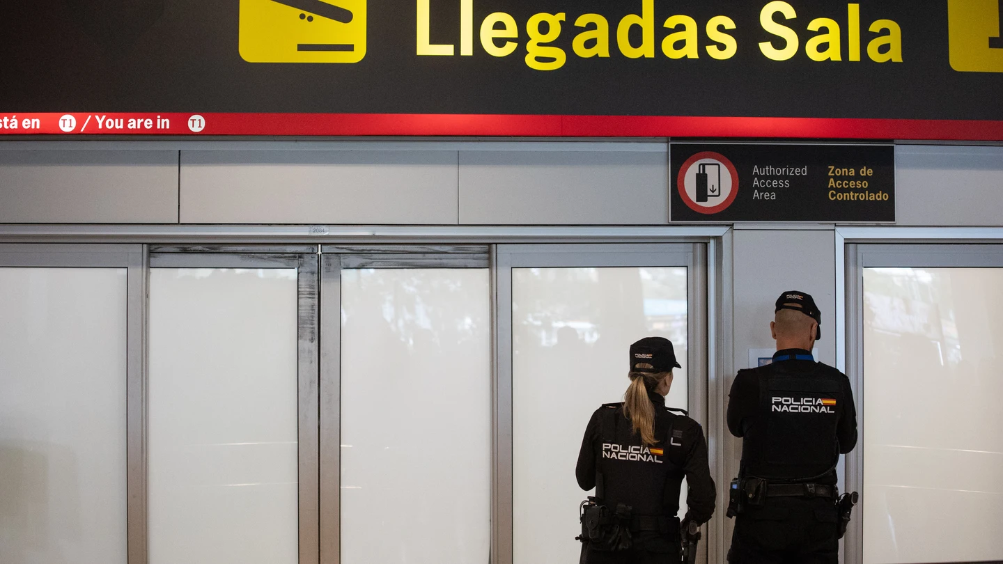 Dos agentes de la Policía Nacional en la puerta de llegadas de la terminal T1 del Aeropuerto Adolfo Suárez Madrid Barajas Dos agentes de la Policía Nacional en la puerta de llegadas de la terminal T1 del Aeropuerto Adolfo Suárez Madrid Barajas