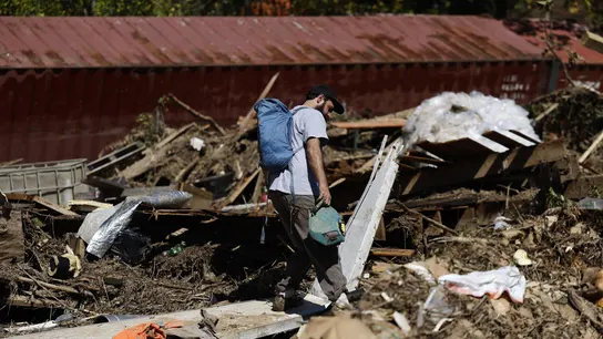 Casi 140 muertos convierten al huracán Helen en uno de los más mortales del siglo en EEUU Ciudadano de Carolina del Norte busca supervivientes entre los escombros