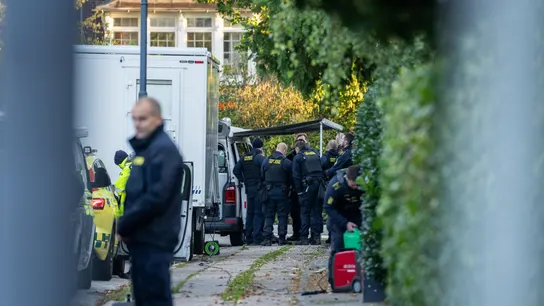 Efectivos policiales investigan la zona cercana a la embajada de Israel en Copenhague que ha sido atacada Efectivos policiales investigan la zona cercana a la embajada de Israel en Copenhague que ha sido atacada