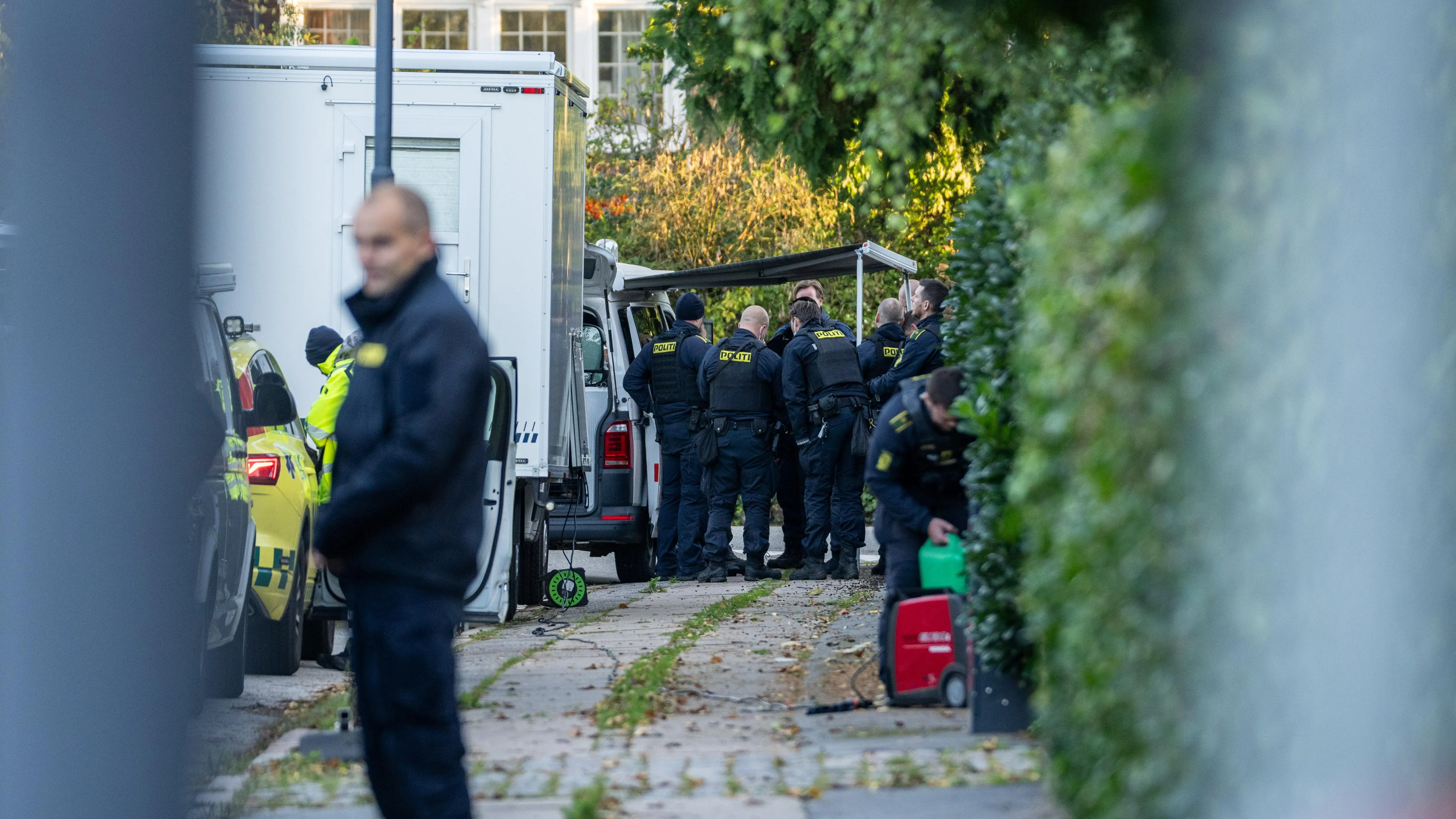 Efectivos policiales investigan la zona cercana a la embajada de Israel en Copenhague que ha sido atacada