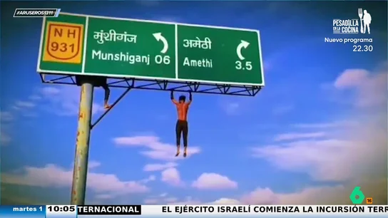Se cuelga de un cartel a 10 metros de altura en una autopista para hacer dominadas: "Arriesgando su vida para crear contenido" Se cuelga de un cartel a 10 metros de altura en una autopista para hacer dominadas: "Arriesgando su vida para crear contenido"