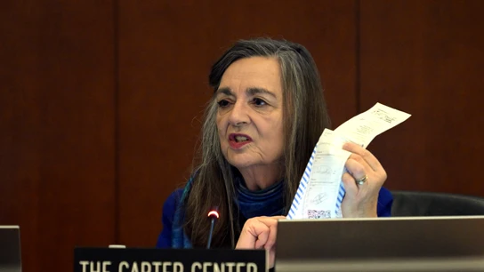 La asesora principal para América Latina del Centro Carter, Jennie Lincoln, muestra una supuesta acta electoral de las elecciones de Venezuela La asesora principal para América Latina del Centro Carter, Jennie Lincoln, muestra una supuesta acta electoral de las elecciones de Venezuela