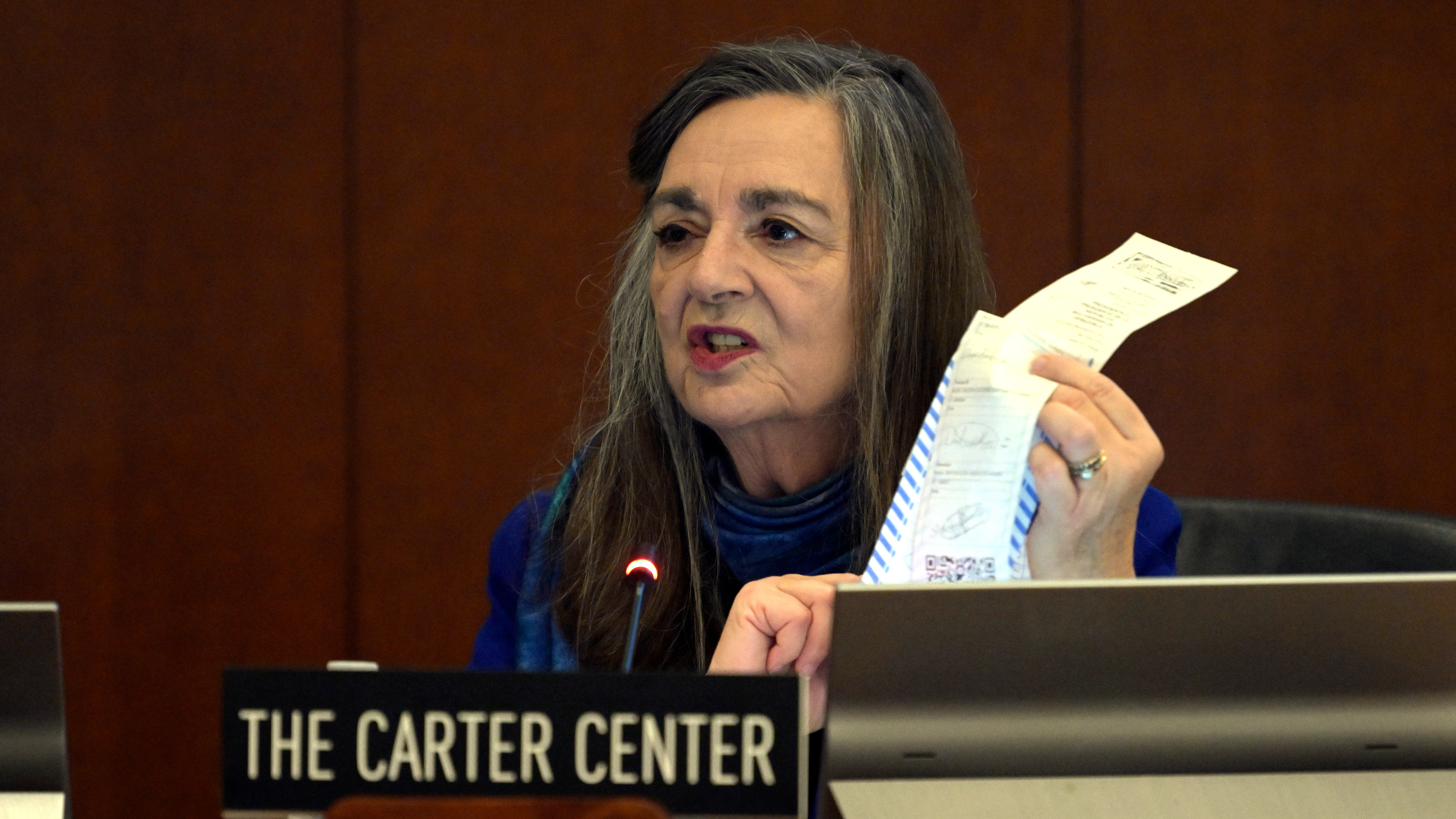 La asesora principal para América Latina del Centro Carter, Jennie Lincoln, muestra una supuesta acta electoral de las elecciones de Venezuela