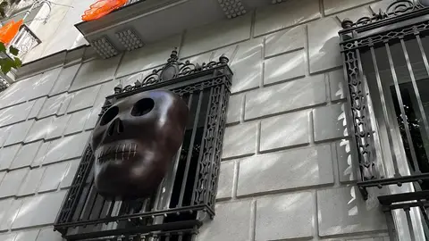 Fachada principal de la Fundación Casa de México por el Altar de Muertos 2024 Fachada principal de la Fundación Casa de México por el Altar de Muertos 2024
