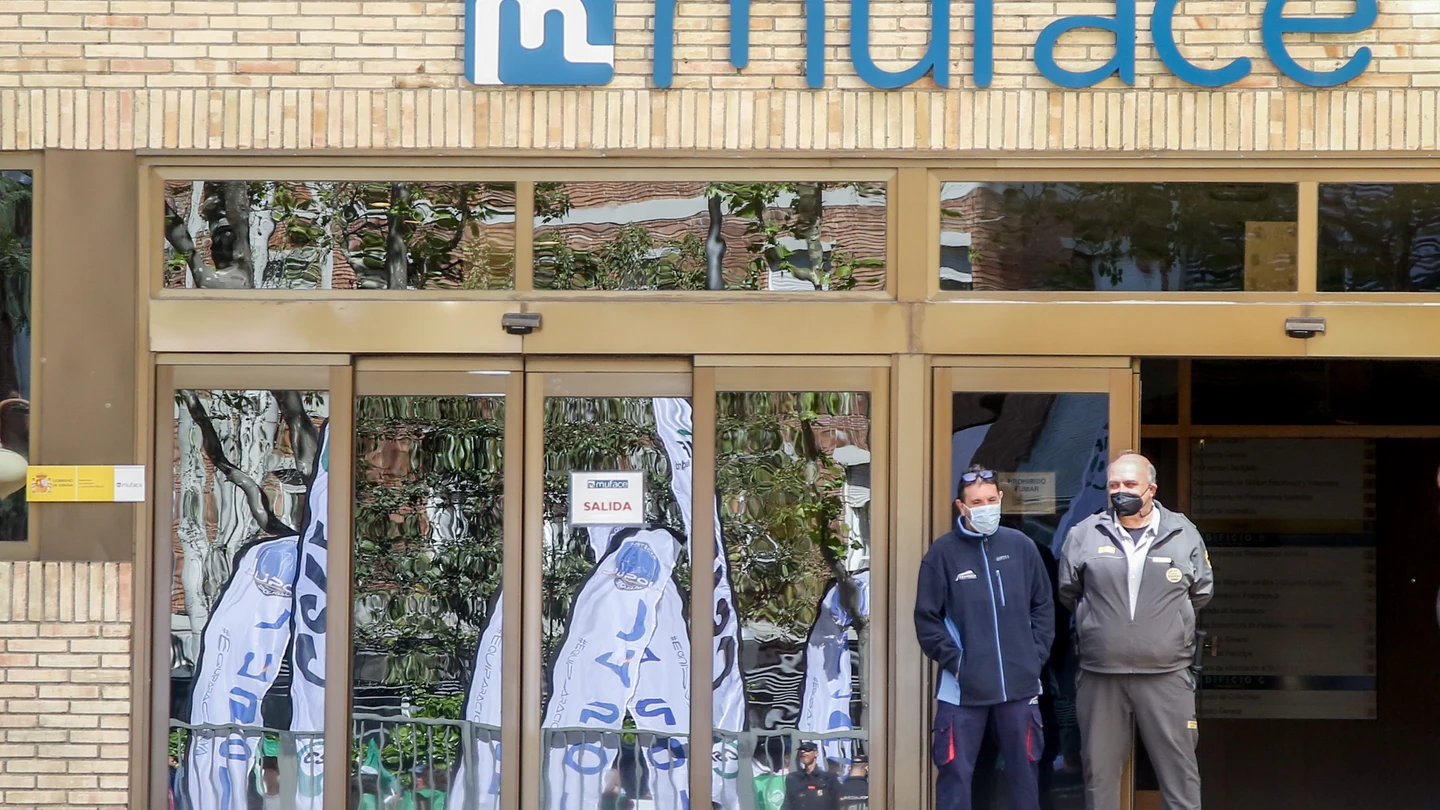 Edificio de Muface durante la protesta de funcionarios contra los recortes que han sufrido el 18 de abril de 2022 Edificio de Muface durante la protesta de funcionarios contra los recortes que han sufrido el 18 de abril de 2022