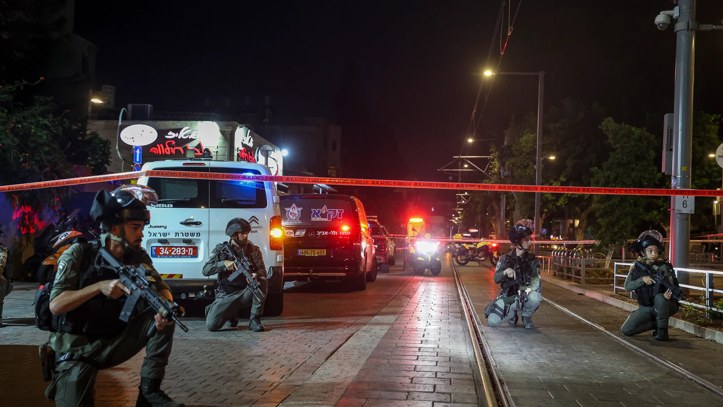 Policías israelíes en el atentado en una estación de tranvía del barrio de Jaffa, en Tel Aviv. Policías israelíes en el atentado en una estación de tranvía del barrio de Jaffa, en Tel Aviv.