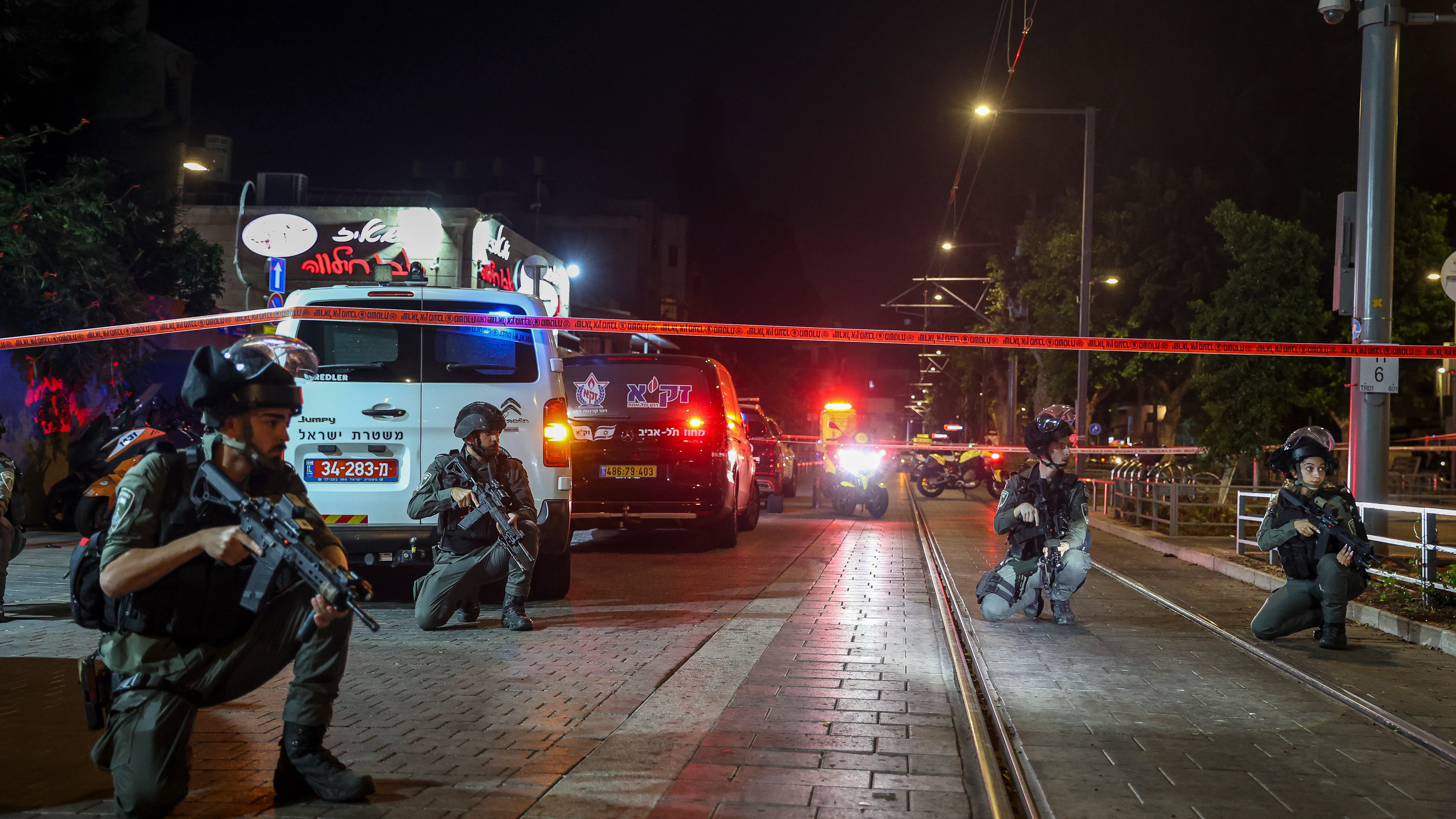 Policías israelíes en el atentado en una estación de tranvía del barrio de Jaffa, en Tel Aviv.