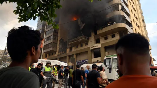 El humo se eleva desde un edificio tras un ataque militar israelí en los suburbios del sur de Beirut, Líbano, el 1 de octubre de 2024.  El humo se eleva desde un edificio tras un ataque militar israelí en los suburbios del sur de Beirut, Líbano, el 1 de octubre de 2024.