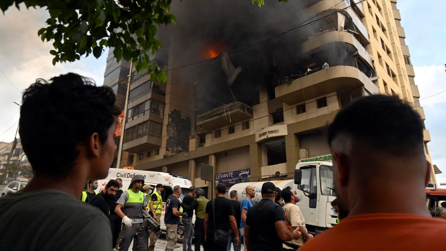 El humo se eleva desde un edificio tras un ataque militar israelí en los suburbios del sur de Beirut, Líbano, el 1 de octubre de 2024. El humo se eleva desde un edificio tras un ataque militar israelí en los suburbios del sur de Beirut, Líbano, el 1 de octubre de 2024.