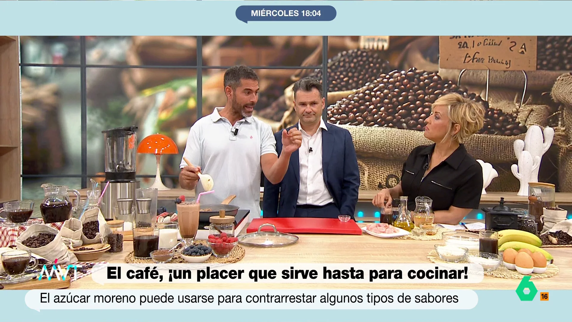 El café es el gran protagonista de la sección de Pablo Ojeda, que en este vídeo explica por qué "técnicamente" el té tiene más cafeína que el café, pero este último es más estimulante cuando nos lo tomamos.