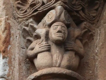 Capitel de una de las ventanas del ábside de la colegiata de San Pedro, en Cervatos (Cantabria) 