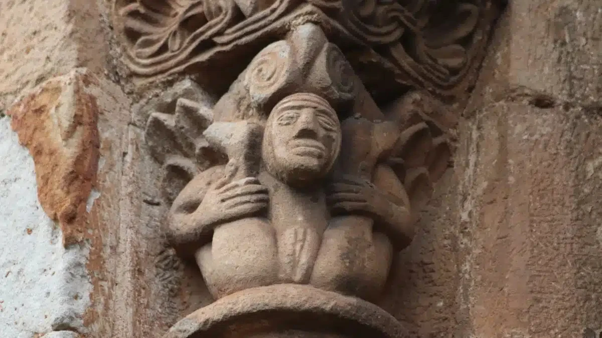 Capitel de una de las ventanas del ábside de la colegiata de San Pedro, en Cervatos (Cantabria) 