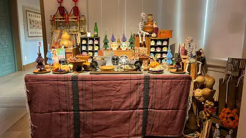 Altar de Muertos tradicional de la Fundación Casa de México Altar de Muertos tradicional de la Fundación Casa de México