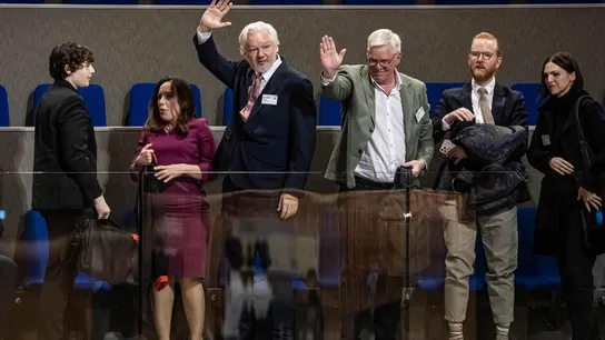 El fundador de WikiLeaks, Julian Assange, y su esposa, Stella Assange, en la Asamblea Parlamentaria del Consejo de Europa, este miércoles. El fundador de WikiLeaks, Julian Assange, y su esposa, Stella Assange, en la Asamblea Parlamentaria del Consejo de Europa, este miércoles.