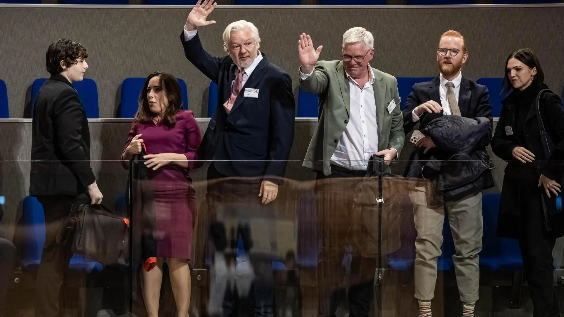 El fundador de WikiLeaks, Julian Assange, y su esposa, Stella Assange, en la Asamblea Parlamentaria del Consejo de Europa, este miércoles. 