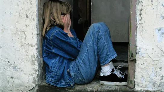 una niña preocupada Niña triste