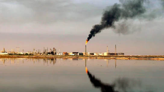 Imagen de archivo de una refinería de petróleo. Imagen de archivo de una refinería de petróleo.