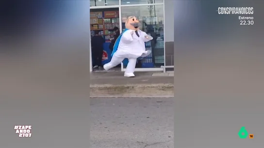 Una farmacia argentina pone a bailar a su mascota: así es su espídico baile La mascota lo da todo para conseguir que los clientes entren al establecimiento a hacer sus compras y lo hace a través de un animado baile en el que da vueltas e incluso salta.