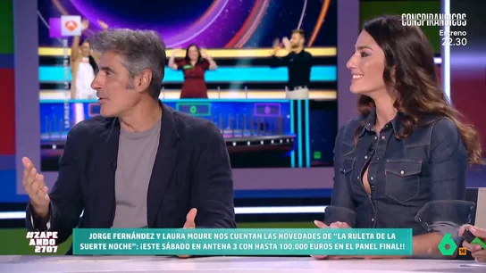 Jorge Fernández y Laura Moure presentan 'La ruleta de la suerte noche': nuevo plató y un premio final de hasta 100.000 euros Antena 3 estrena la versión nocturna de su popular concurso y sus presentadores visitan Zapeando para desvelar las novedades más importantes como sus nuevos premios o el aumento de su banda de música.