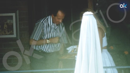 Salen a la luz nuevas fotos de la relación íntima de Bárbara Rey y Juan Carlos I en una comida casera. Salen a la luz nuevas fotos de la relación íntima de Bárbara Rey y Juan Carlos I en una comida casera.