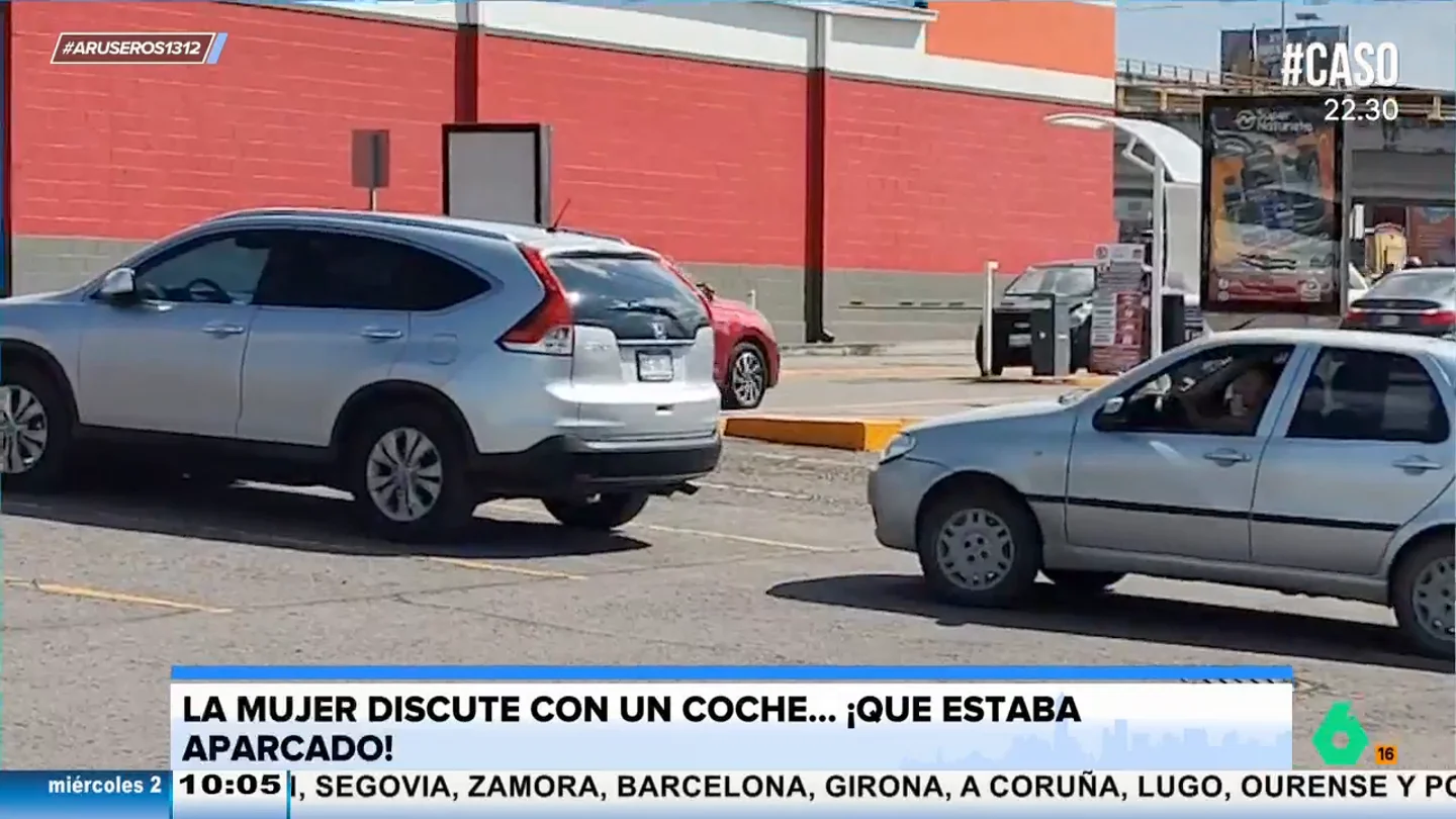 La surrealista situación de una mujer que increpa al conductor de un coche bien aparcado porque no le deja pasar La surrealista situación de una mujer que increpa al conductor de un coche bien aparcado porque no le deja pasar