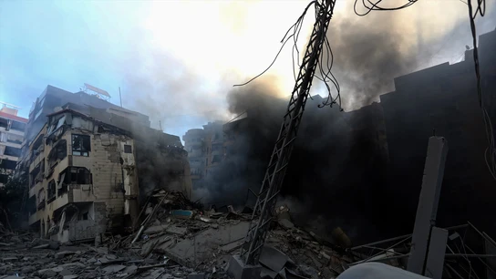 Daños provocados por un bombardeo israelí contra un edificio del centro de Beirut. Daños provocados por un bombardeo israelí contra un edificio del centro de Beirut.
